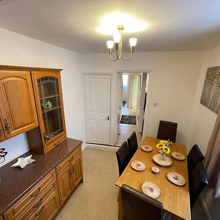 Beanies Lornestreet Four Bed House Apartment Swindon Bagian luar foto