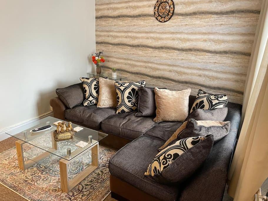 Beanies Lornestreet Four Bed House Apartment Swindon Bagian luar foto