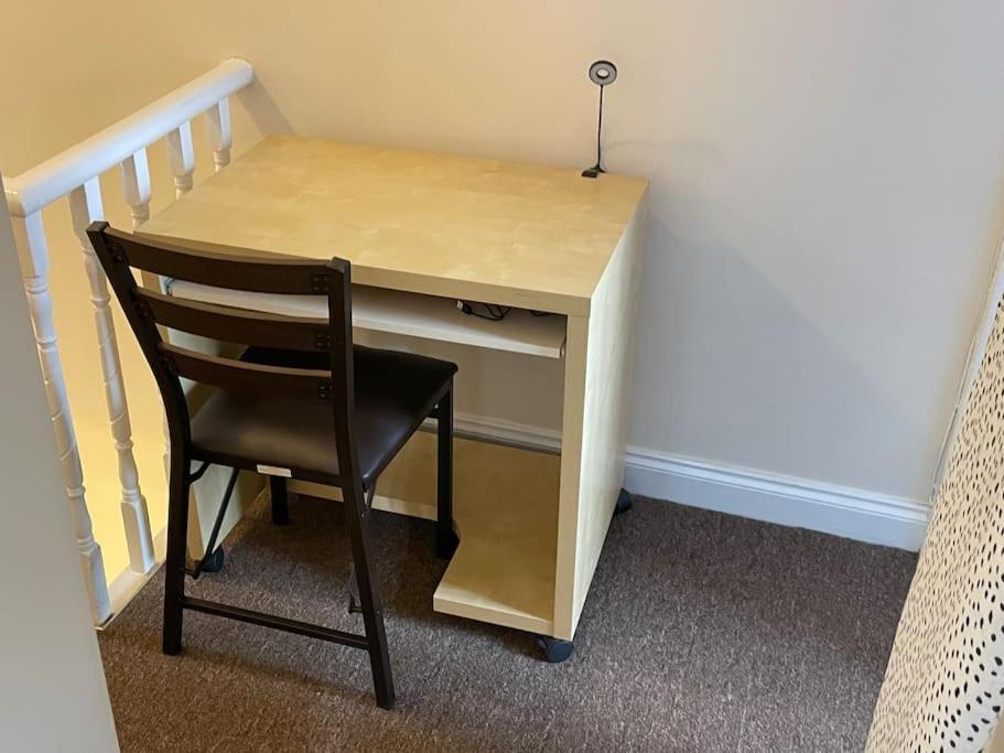 Beanies Lornestreet Four Bed House Apartment Swindon Bagian luar foto