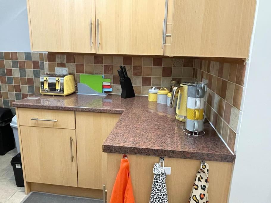 Beanies Lornestreet Four Bed House Apartment Swindon Bagian luar foto