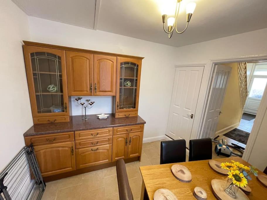 Beanies Lornestreet Four Bed House Apartment Swindon Bagian luar foto