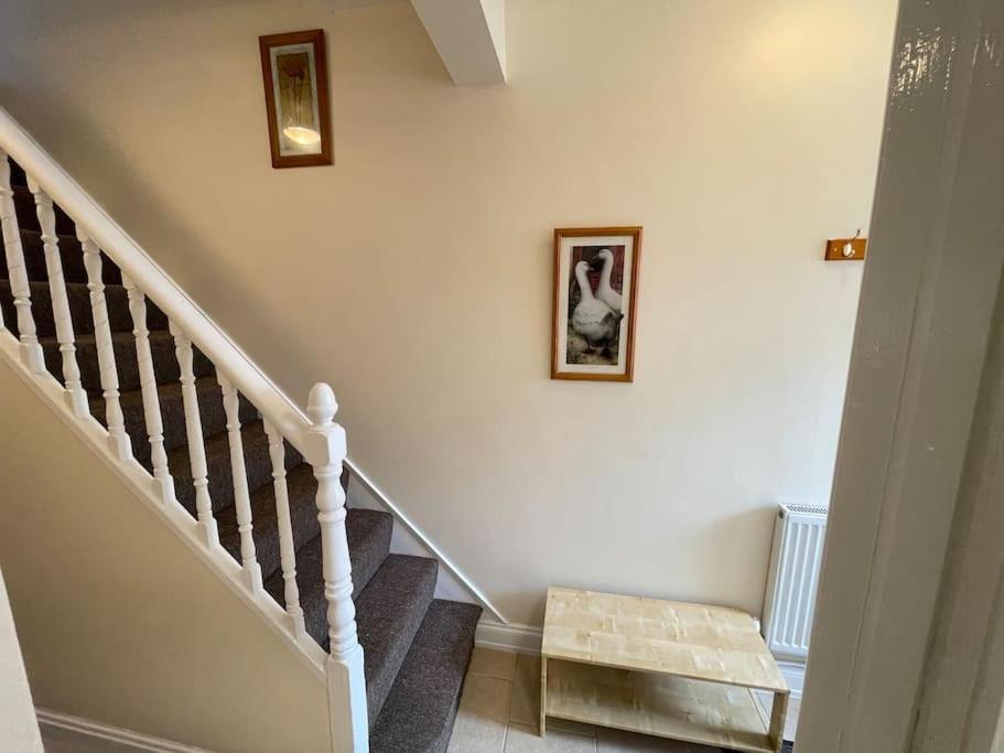 Beanies Lornestreet Four Bed House Apartment Swindon Bagian luar foto