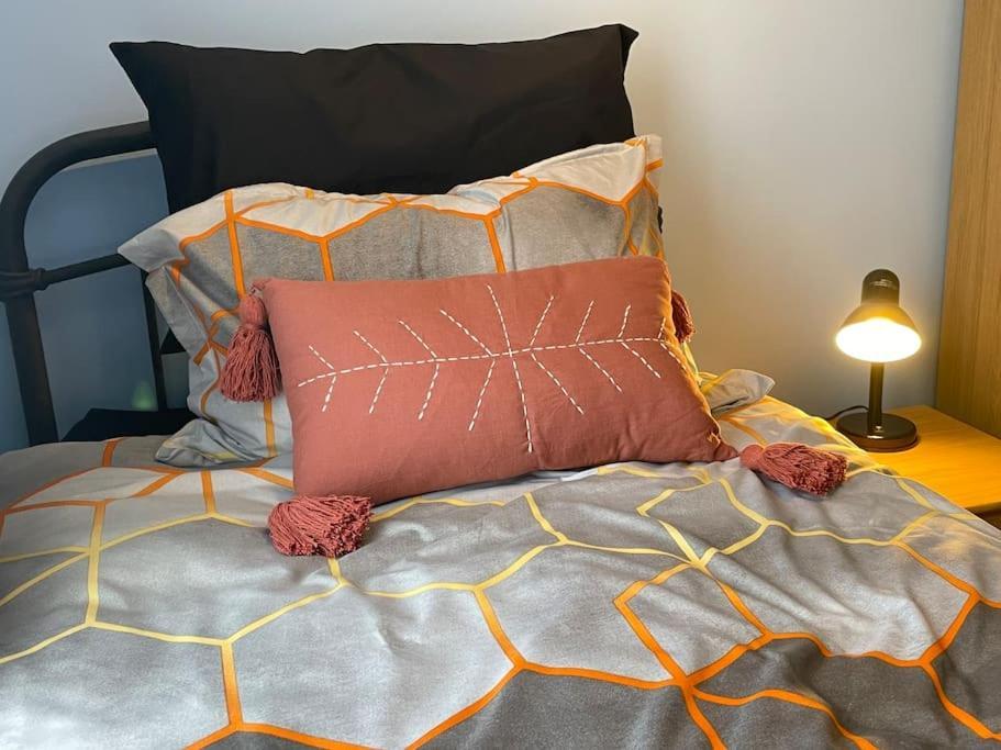 Beanies Lornestreet Four Bed House Apartment Swindon Bagian luar foto