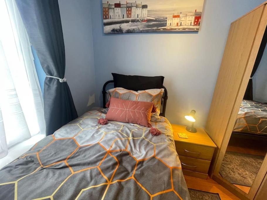 Beanies Lornestreet Four Bed House Apartment Swindon Bagian luar foto