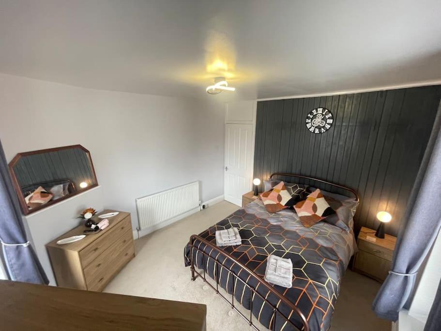 Beanies Lornestreet Four Bed House Apartment Swindon Bagian luar foto