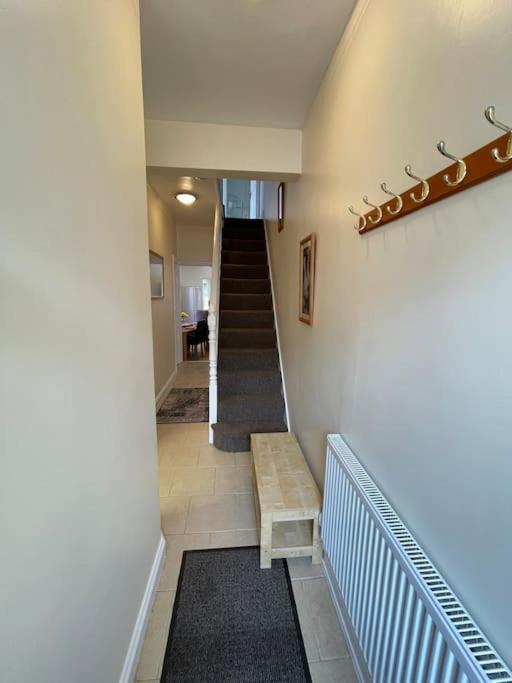 Beanies Lornestreet Four Bed House Apartment Swindon Bagian luar foto