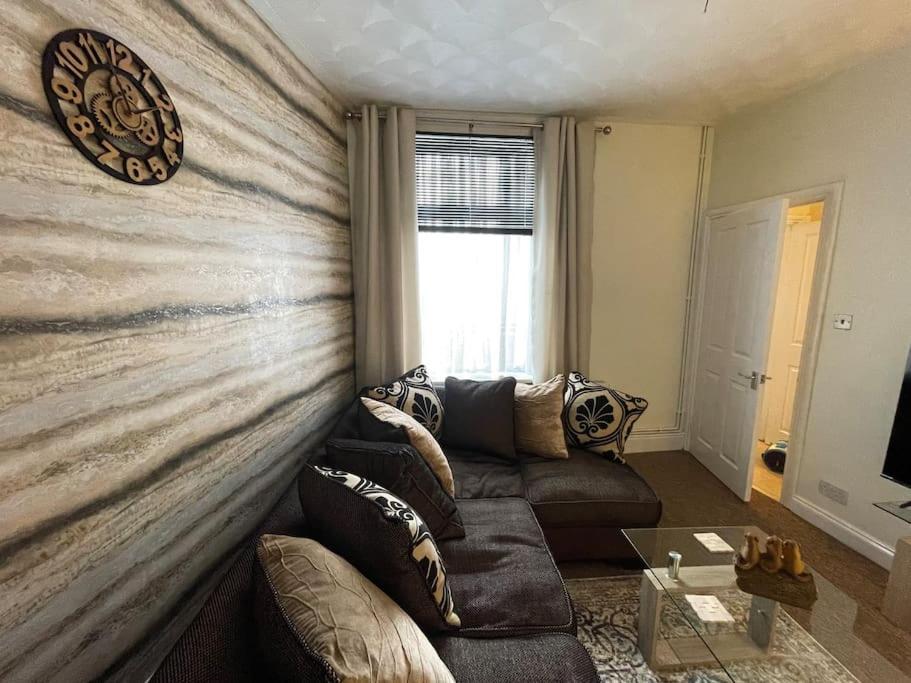 Beanies Lornestreet Four Bed House Apartment Swindon Bagian luar foto