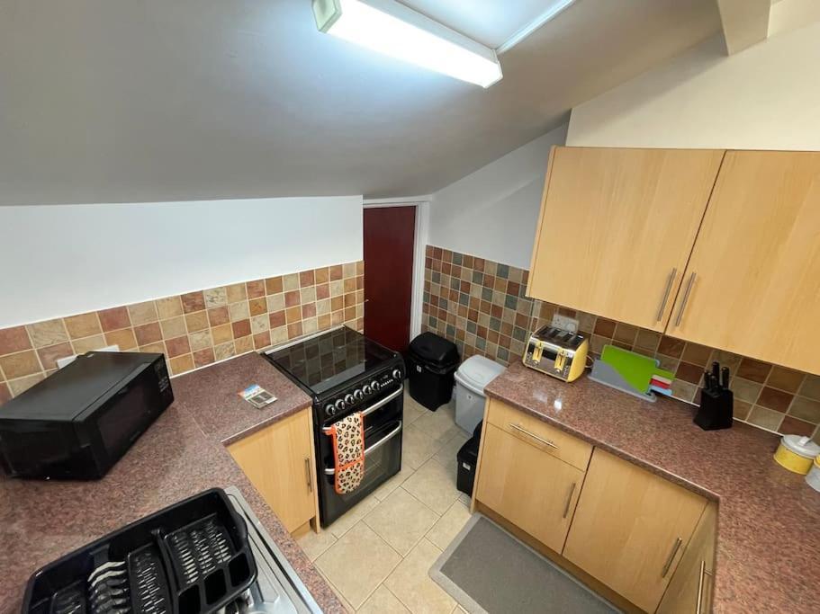 Beanies Lornestreet Four Bed House Apartment Swindon Bagian luar foto