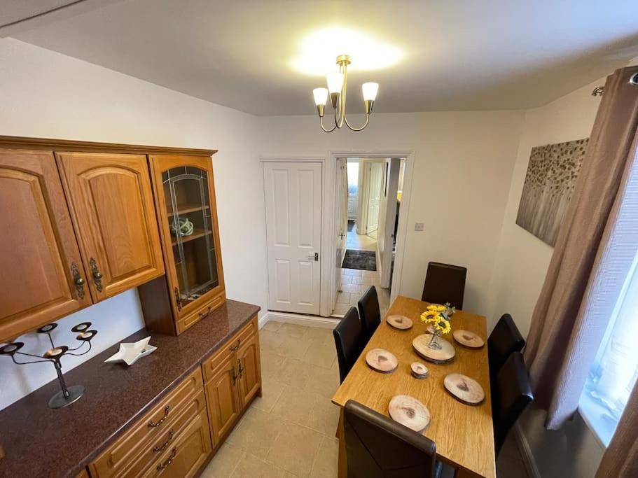 Beanies Lornestreet Four Bed House Apartment Swindon Bagian luar foto