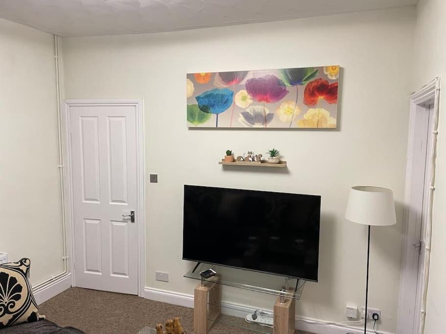Beanies Lornestreet Four Bed House Apartment Swindon Bagian luar foto