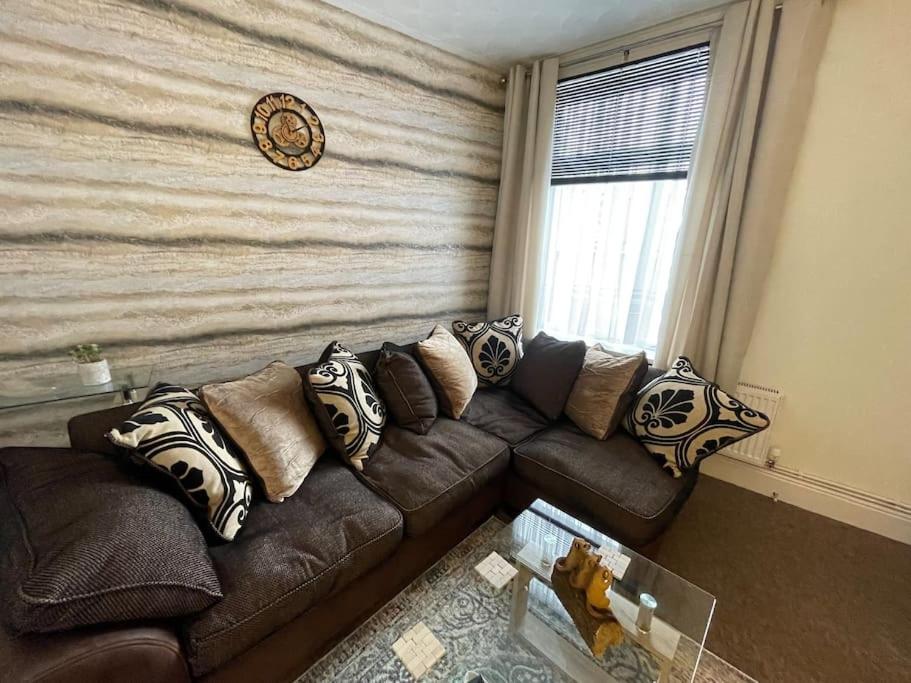 Beanies Lornestreet Four Bed House Apartment Swindon Bagian luar foto