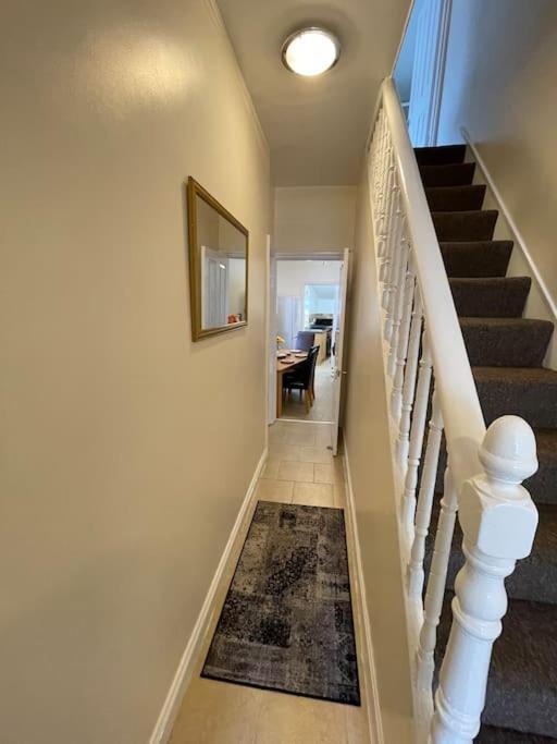 Beanies Lornestreet Four Bed House Apartment Swindon Bagian luar foto