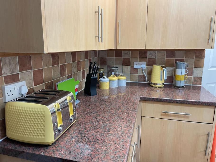 Beanies Lornestreet Four Bed House Apartment Swindon Bagian luar foto
