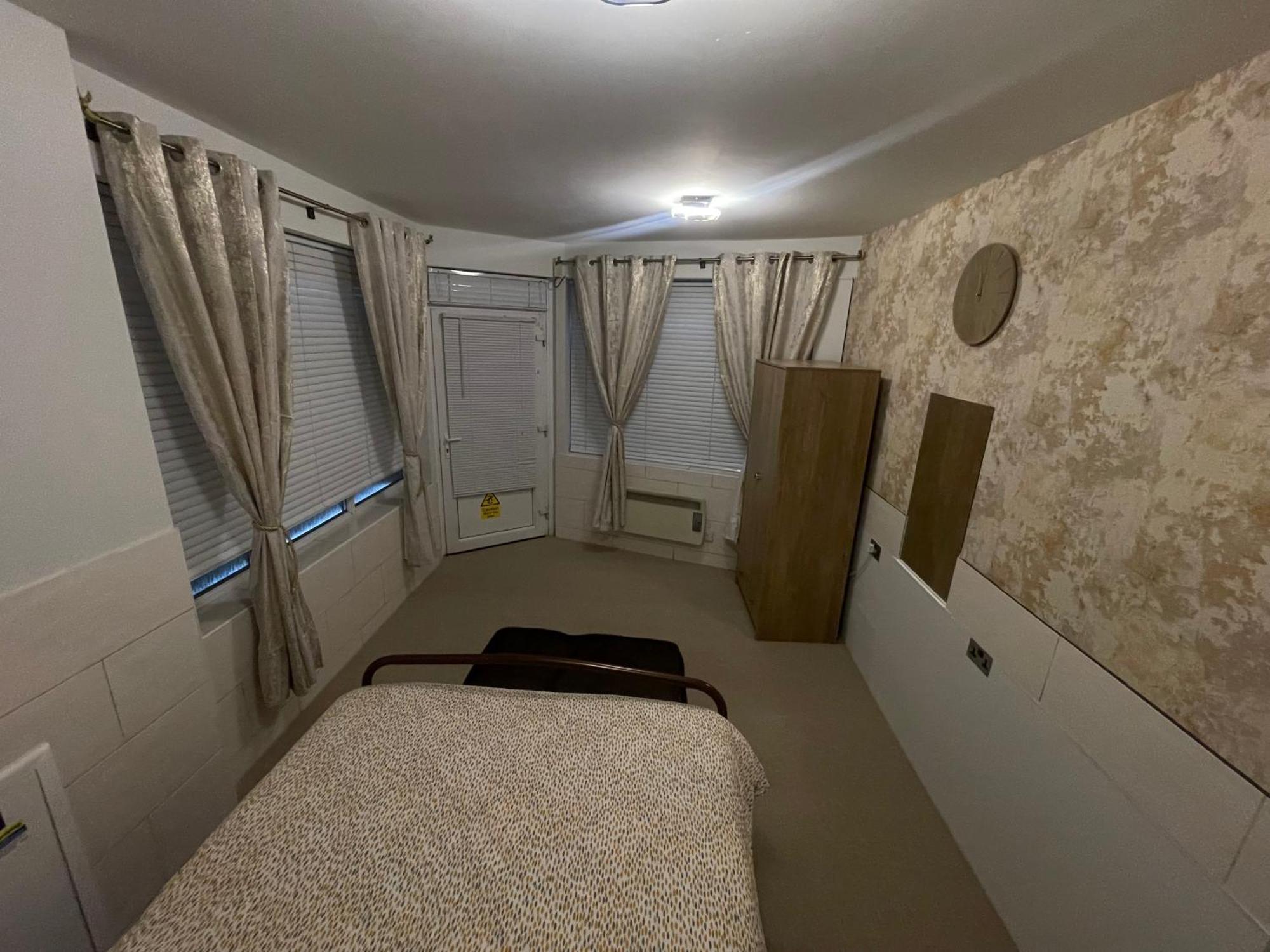 Beanies Lornestreet Four Bed House Apartment Swindon Bagian luar foto