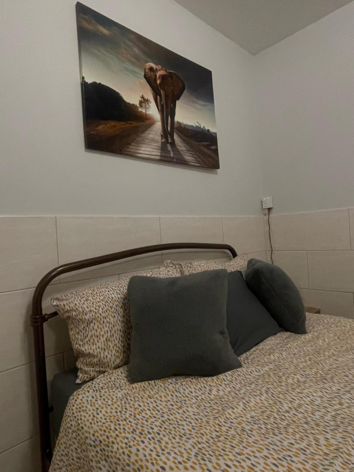 Beanies Lornestreet Four Bed House Apartment Swindon Bagian luar foto