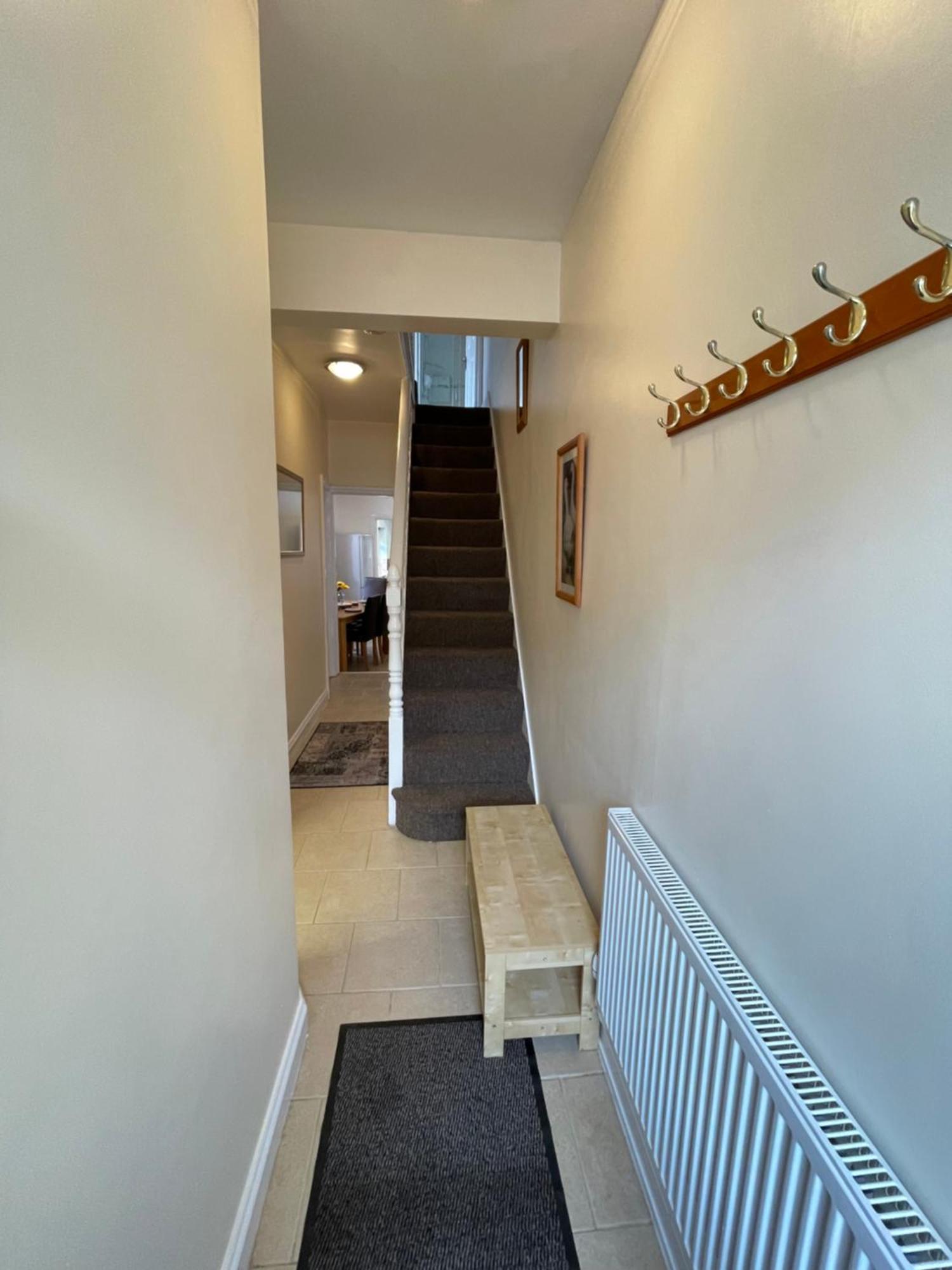 Beanies Lornestreet Four Bed House Apartment Swindon Bagian luar foto