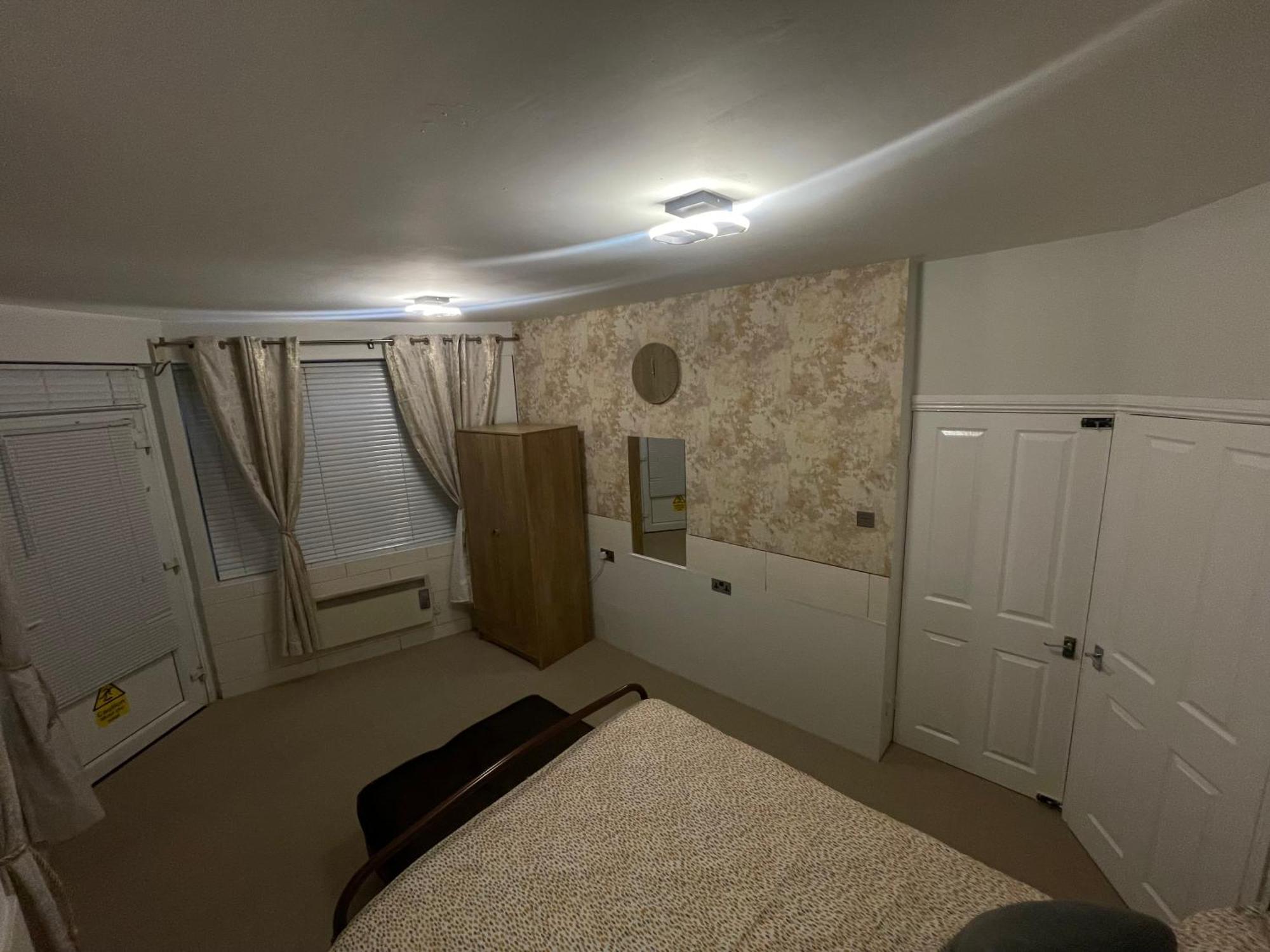 Beanies Lornestreet Four Bed House Apartment Swindon Bagian luar foto