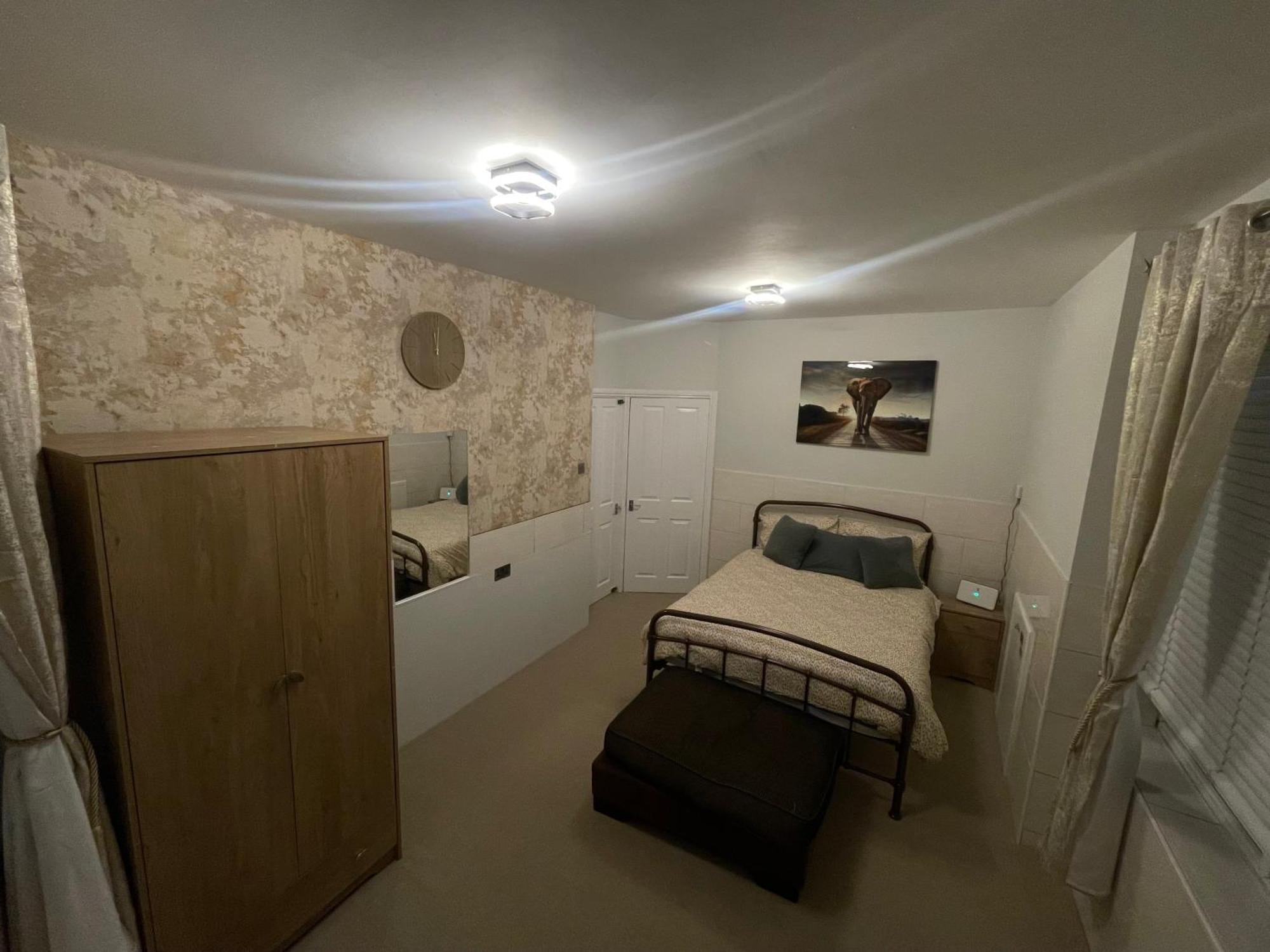 Beanies Lornestreet Four Bed House Apartment Swindon Bagian luar foto