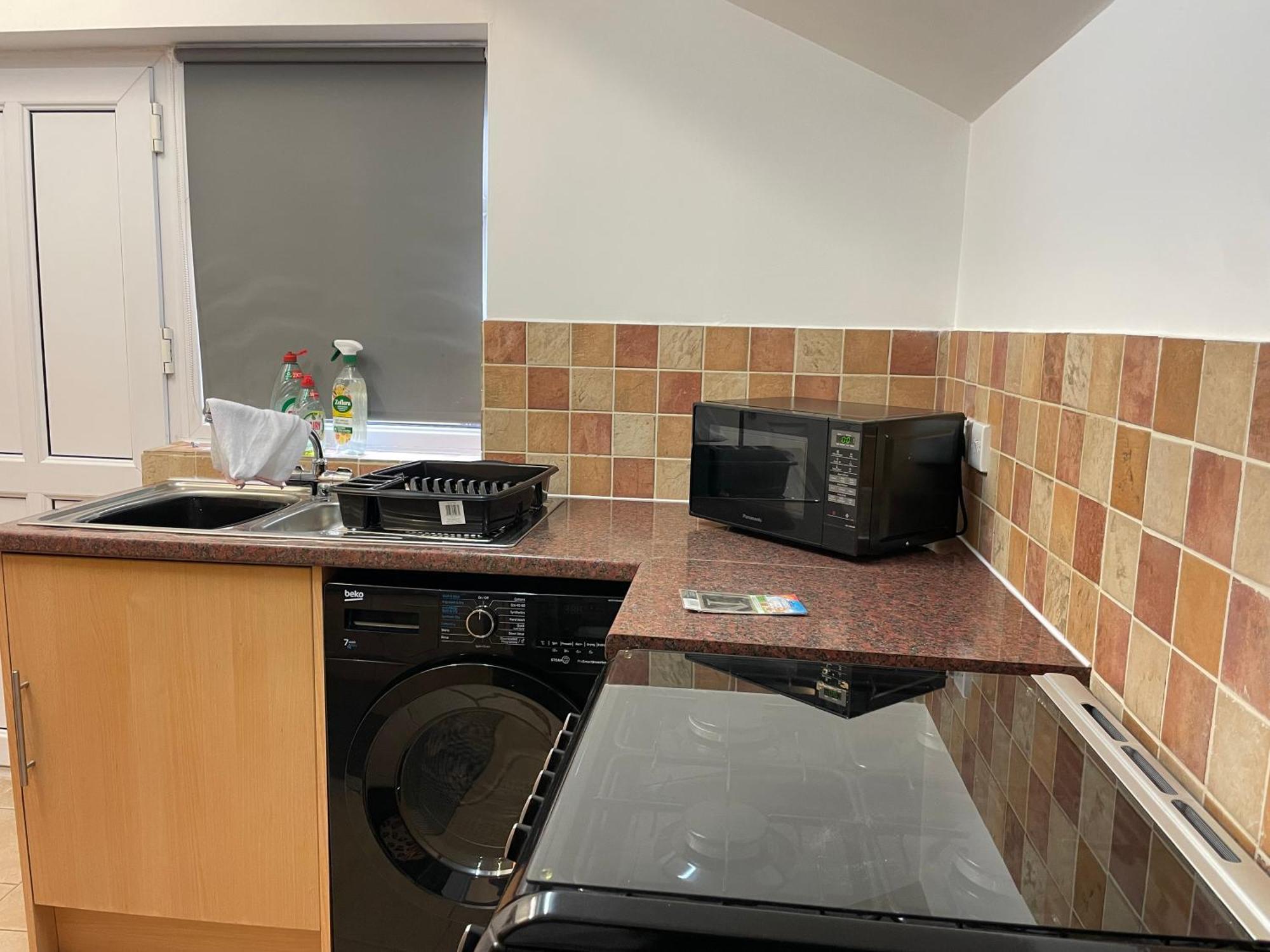 Beanies Lornestreet Four Bed House Apartment Swindon Bagian luar foto