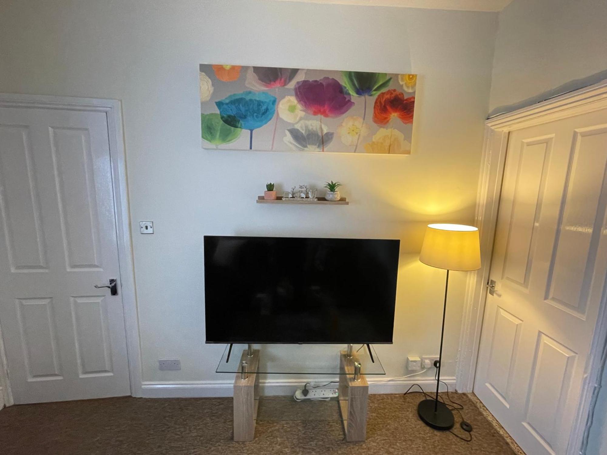 Beanies Lornestreet Four Bed House Apartment Swindon Bagian luar foto