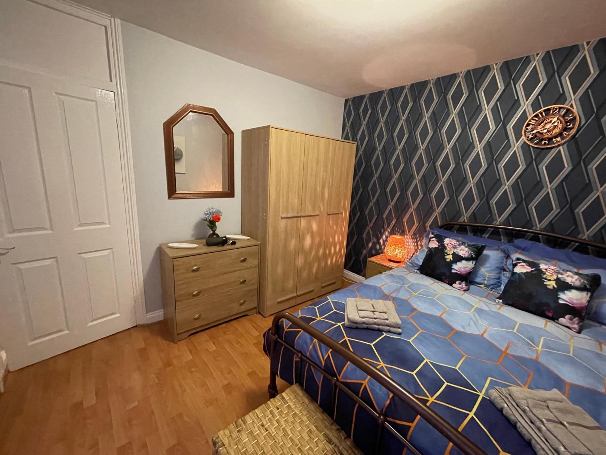 Beanies Lornestreet Four Bed House Apartment Swindon Bagian luar foto