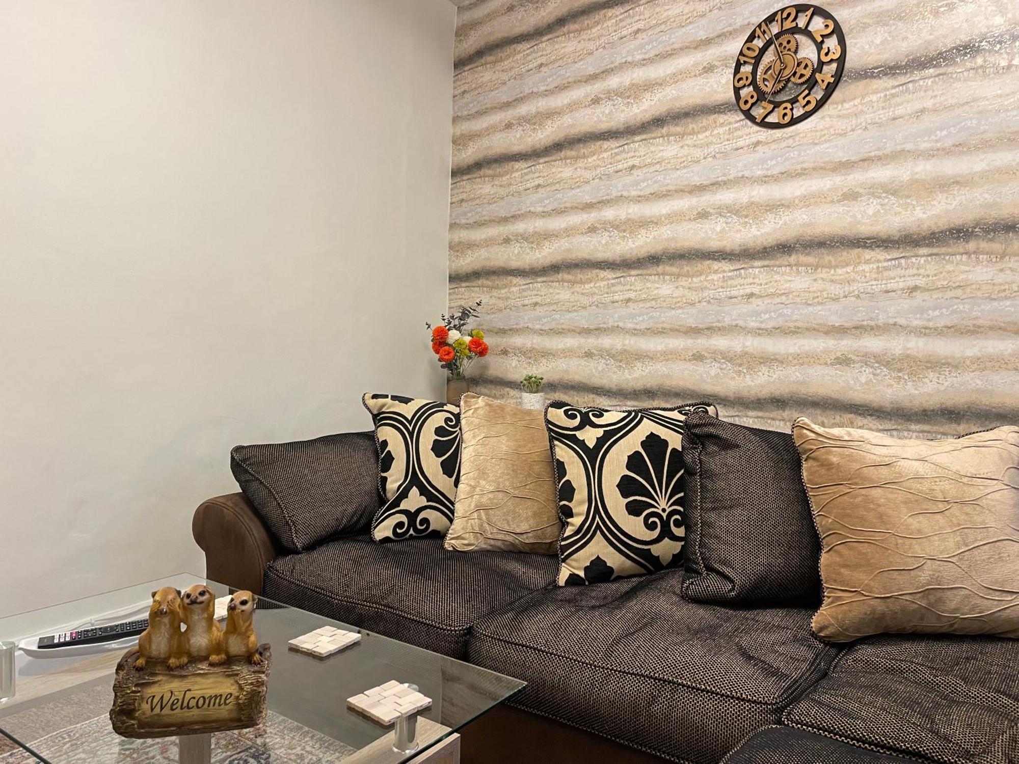 Beanies Lornestreet Four Bed House Apartment Swindon Bagian luar foto