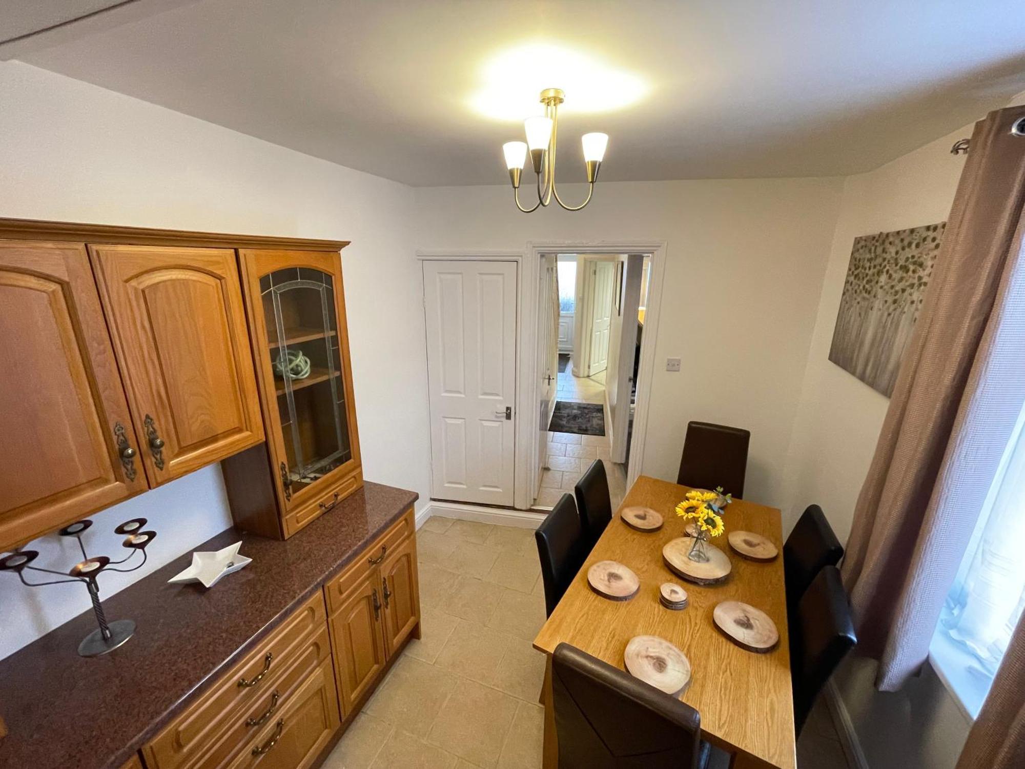 Beanies Lornestreet Four Bed House Apartment Swindon Bagian luar foto