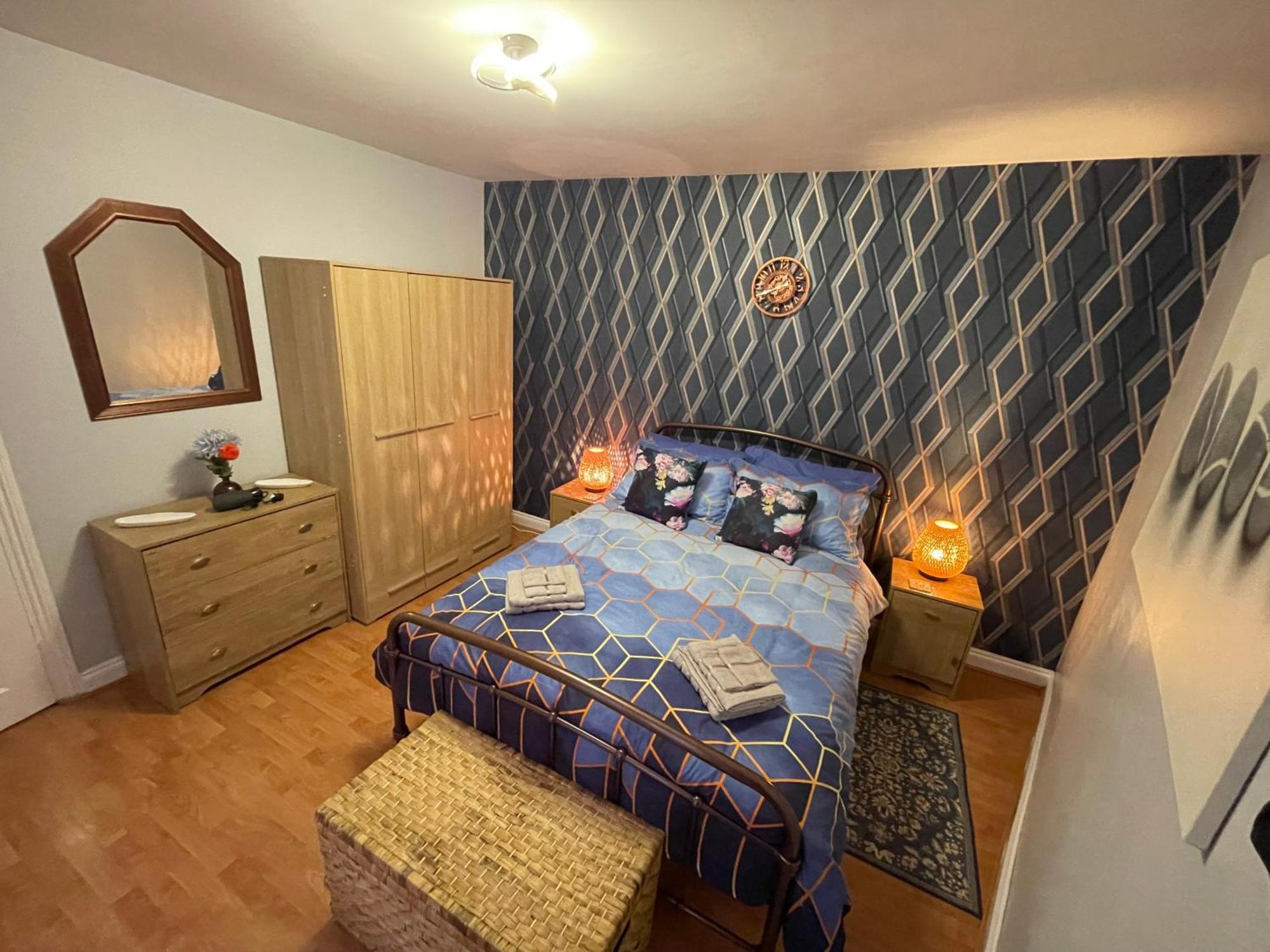 Beanies Lornestreet Four Bed House Apartment Swindon Bagian luar foto