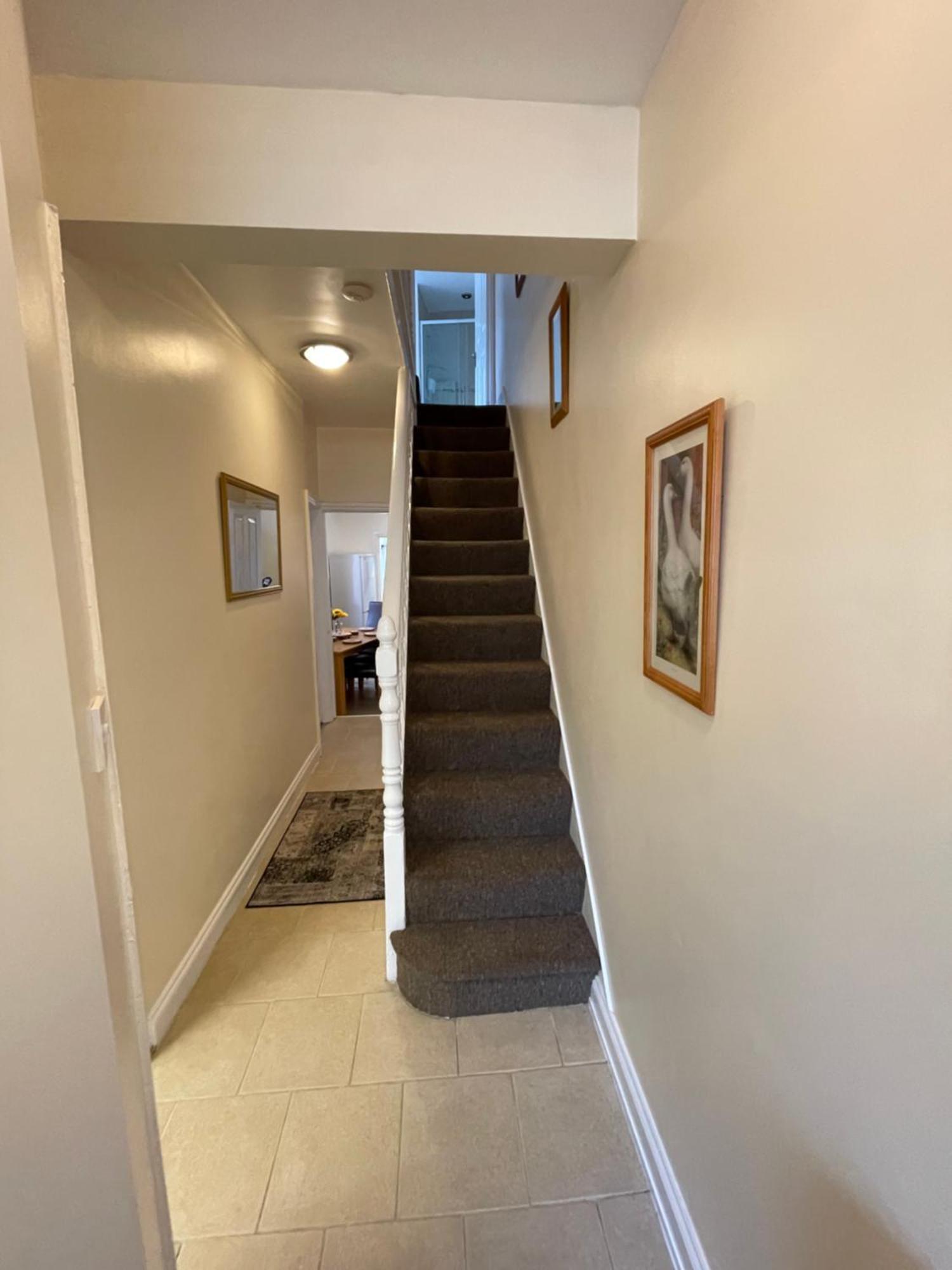 Beanies Lornestreet Four Bed House Apartment Swindon Bagian luar foto