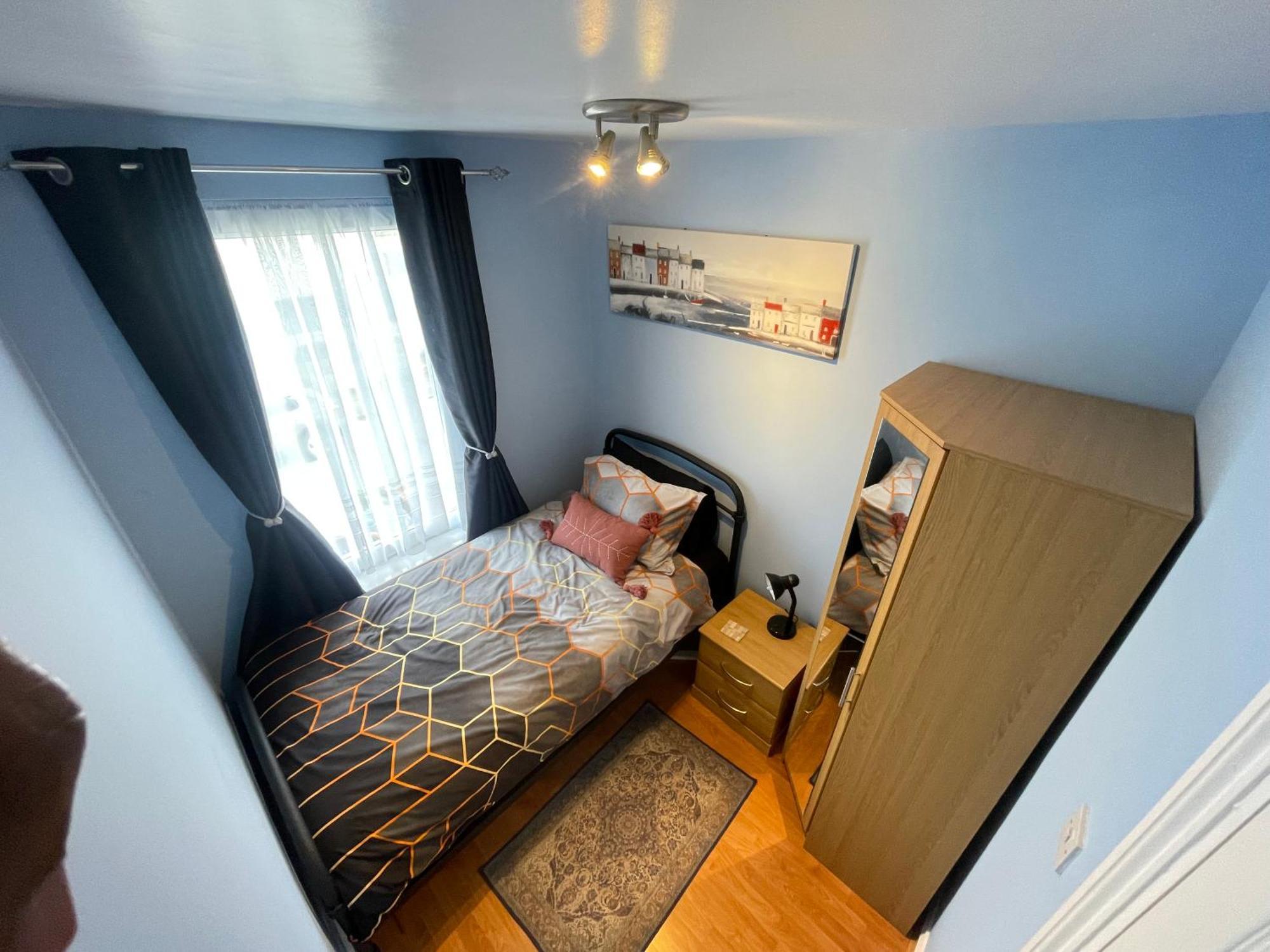 Beanies Lornestreet Four Bed House Apartment Swindon Bagian luar foto